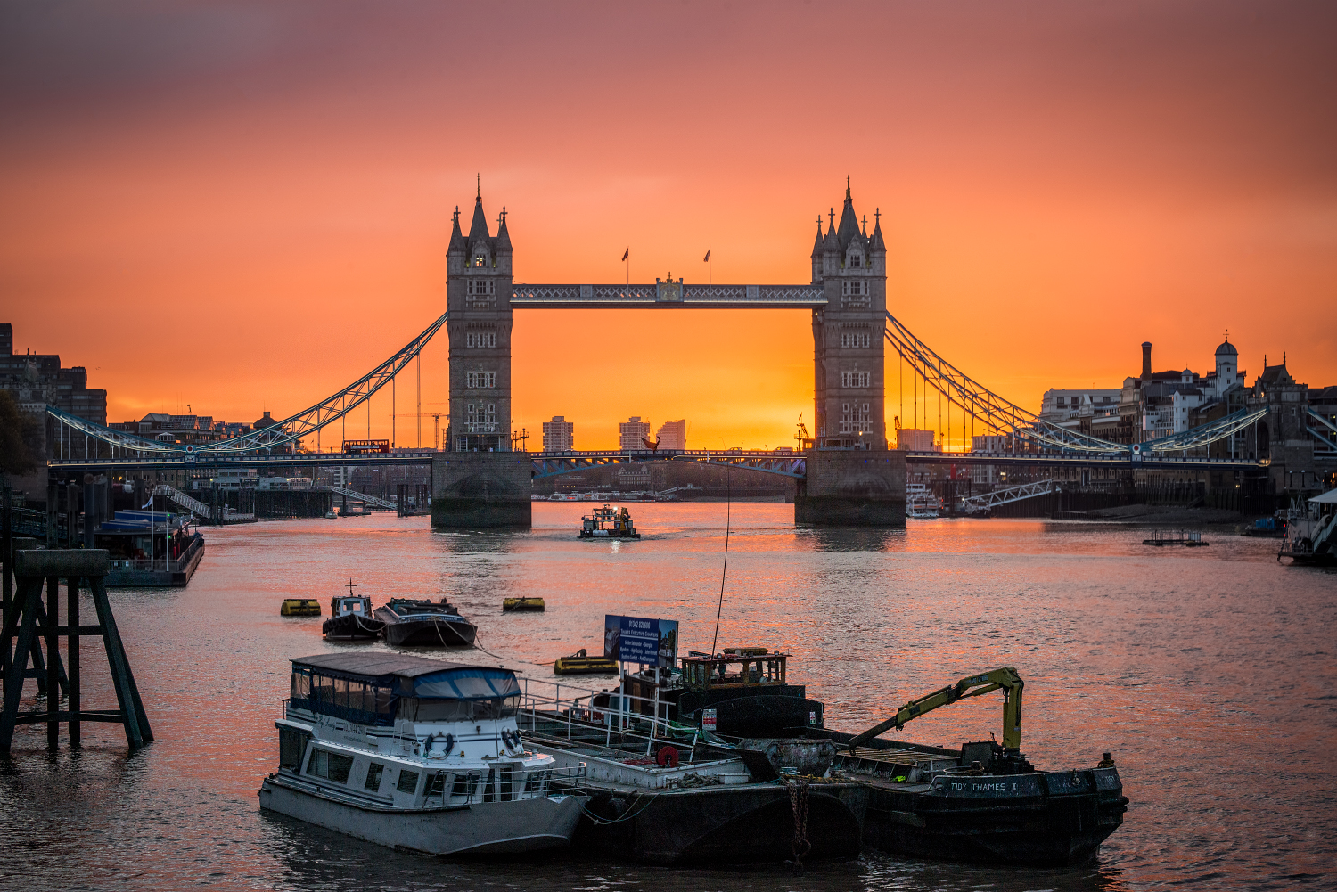 Schönste Farben im November: Sonnenaufgang über der Tower Bridge.