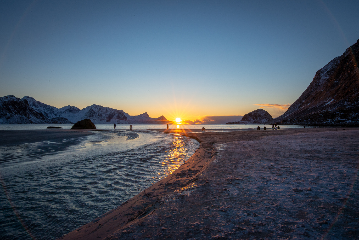 Beliebter Lofoten-Strand: Im Winter geht am Hauckland Strand die Sonne perfekt in Strandblickrichtung unter.