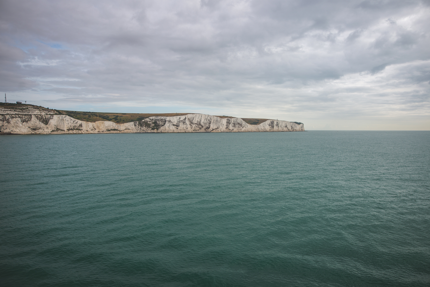 Diesen Blick kann der Eurotunnel nicht bieten: Die Kreidefelsen von Dover von der Fähre aus gesehen. 
