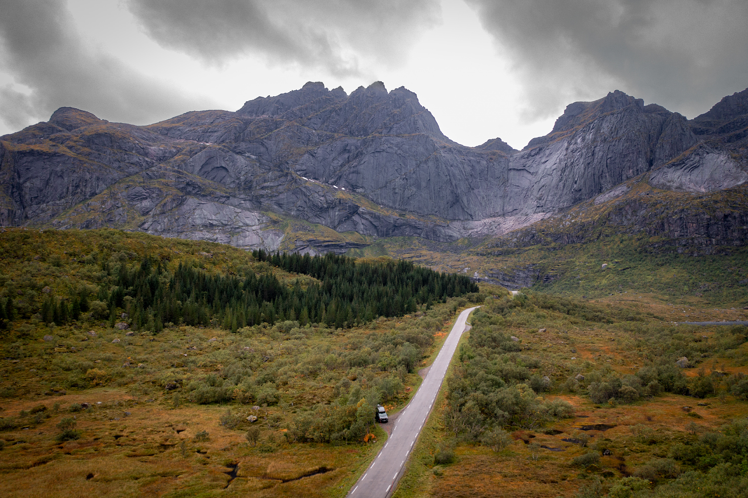 Der Weg zum Fischerdorf Nusfjord gibt den Blick auf eine einzigartige Felskette frei.