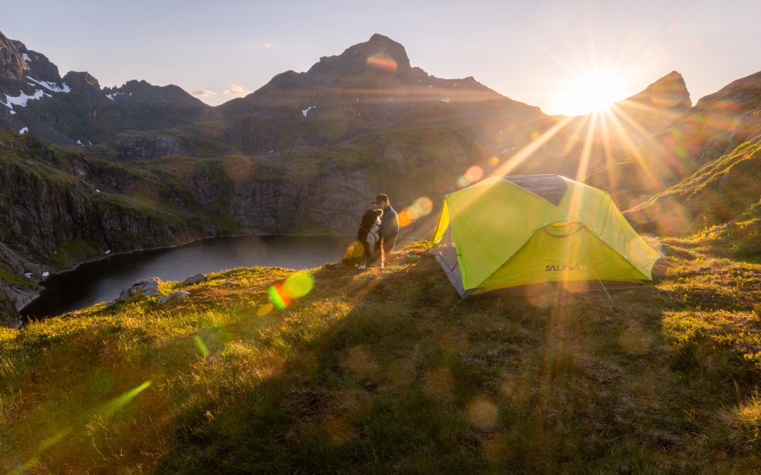 Beim Zelten mit Hund an der Munkebu-Hütte bietet sich ein Traumausblick unter der Mitternachtssonne.